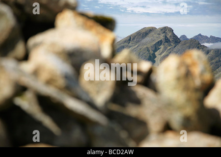 Vue sur le sommet des montagnes Cuillin du cairn de Beinn na Caillich (732m / 2401ft), Île de Skye, en Ecosse. Banque D'Images