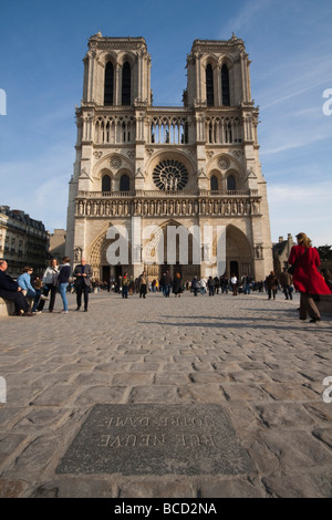Une vue de la rue Notre Dame et la lecture de la plaque Rue Neuve Notre Dame sur l'Ile de la Cité Paris France Europe Banque D'Images
