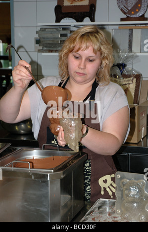 Verser dans un moule de chocolat au Musée du Chocolat, Geispolsheim, Alsace, France Banque D'Images