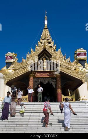 Paya Shwedagon entrée sud avec deux chinthe statues (mi-lion, mi-dragon) Yangon. Myanmar Banque D'Images