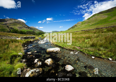 Honister Pass avec Gatesgarthdale Beck sous les rochers de Honister, Buttermere Lake District' 'le Cumbria England UK Banque D'Images