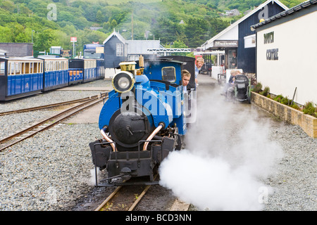 Machine à vapeur 'Sherpa' sur le chemin de fer Fairbourne quittant la gare à Fairbourne, Gwynedd, Pays de Galles Banque D'Images