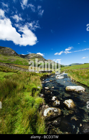 Honister Pass avec Gatesgarthdale Beck sous les rochers de Honister, Buttermere Lake District' 'le Cumbria England UK Banque D'Images