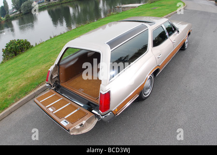 Oldsmobile Vista Cruiser woody station wagon 1970 American break Banque D'Images