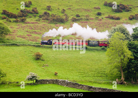 Locomotive à vapeur no 1 'Talyllyn' traction d'un train sur le Talyllyn Railway près de Dolgoch, Gwynedd, Pays de Galles Banque D'Images