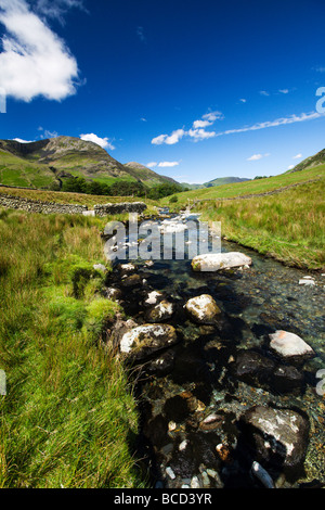 Honister Pass avec Gatesgarthdale Beck sous les rochers de Honister, Buttermere Lake District' 'le Cumbria England UK Banque D'Images