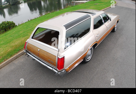 Oldsmobile Vista Cruiser woody station wagon 1970 American break Banque D'Images