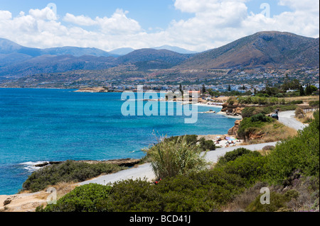 Vue vers la station balnéaire de Hersonissos à partir de la côté ouest plages, Côte Nord, Crète, Grèce Banque D'Images