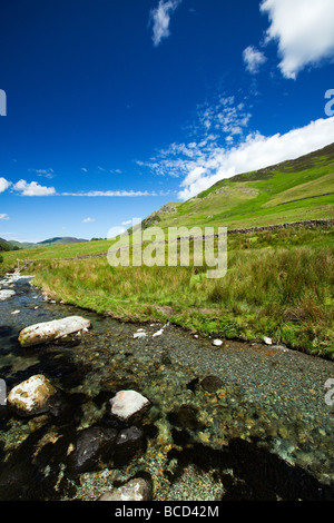 Honister Pass avec Gatesgarthdale Beck sous les rochers de Honister, Buttermere Lake District' 'le Cumbria England UK Banque D'Images