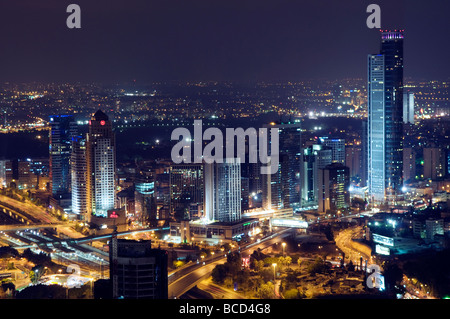 Vue nocturne de la 'Diamond' Exchange District un quartier d'affaires complexe avec un grand nombre de tours de bureaux dans la ville de Ramat Gan en Israël Banque D'Images