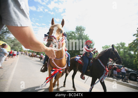 L'homme de toucher à cheval en 4e de juillet parade Banque D'Images