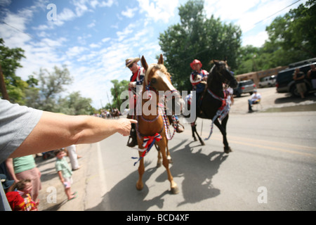 Homme pointant à chevaux en parade du 4 juillet Banque D'Images