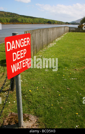 'Danger' de l'eau profonde par Victoria signe Lock, Newry Canal, Irlande Banque D'Images