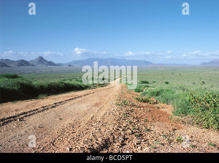 Saleté de gravier menant de Baragoi à South Horr Mont Nyiru Kowop et distance dans le nord du Kenya Afrique de l'Est Banque D'Images