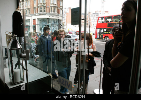 Swap Visa, l'échange de vêtements manifestation organisée par VISA à Knightsbridge, Londres Banque D'Images