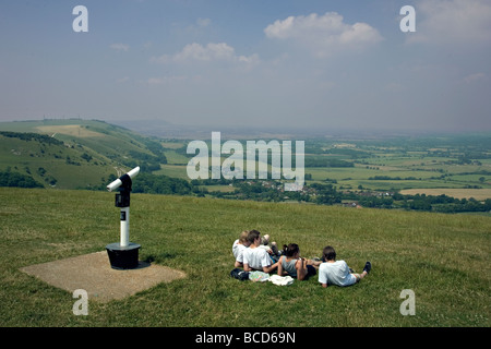 Groupe de jeunes à la recherche de démons digue sur les South Downs en Angleterre Banque D'Images