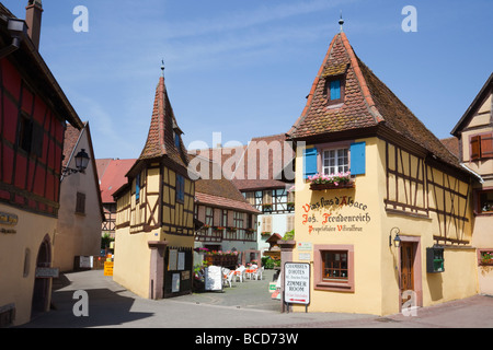 Vins de Alsace cave producteurs de vin boutique dans le village médiéval plus beaux sur la route des vins. Eguisheim Haut-Rhin Alsace France. Banque D'Images