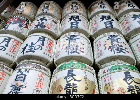 Une pile de saké ou de vin de riz de barils de différents fabricants sont à l'extérieur d'un lieu de culte au Japon comme offrandes Banque D'Images