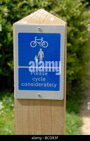 L'un des nombreux Veuillez incommodait cycle cycle route panneaux sur poteaux de bois le long de la piste de Saturne à St John s sur l'Basingsto Banque D'Images