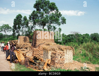 L'usine de fabrication des briques rural à côté de Kampala Ouganda Jinja Road East Africa Banque D'Images