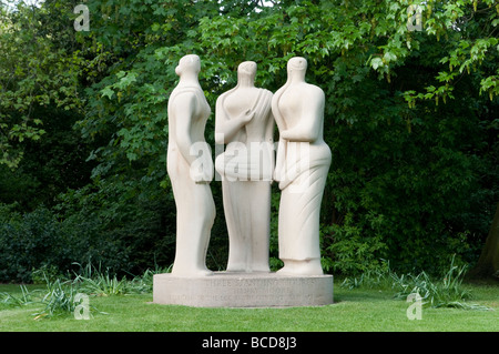 Trois chiffres sculpture de Henry Moore à Battersea Park, London, England, UK Banque D'Images