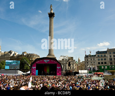 Les célébrations de la fierté gaie à Trafalgar Square à Londres. Banque D'Images