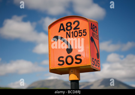 Téléphone SOS sur l'A82 Trunk road, Highlands, en Écosse. Banque D'Images