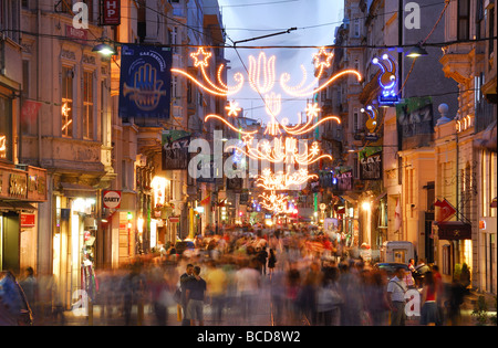 ISTANBUL, TURQUIE. Une vue le long Istiklal Caddesi Beyoglu dans la nuit. L'année 2009. Banque D'Images