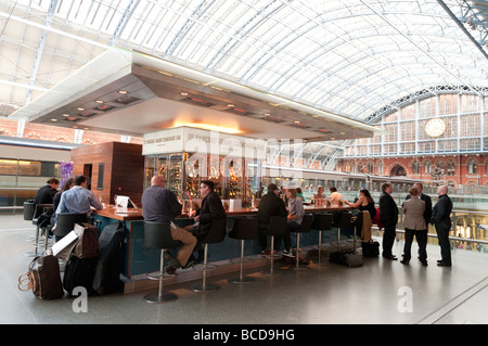 Bar à Champagne à St Pancras Londres Angleterre Royaume-uni Grande-Bretagne Banque D'Images