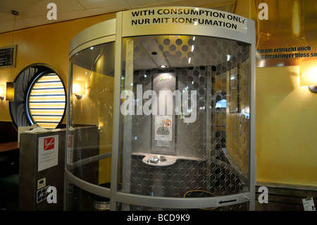 Fumeurs à l'intérieur de l'aéroport de Vienne stand café, Autriche Banque D'Images