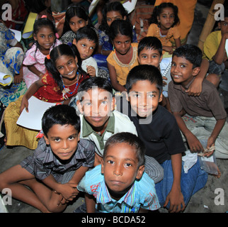 Enfants parrainés par l'intermédiaire d'un organisme appelé l'obtention commanditée par la Fondation Ted à recevoir une éducation. Banque D'Images