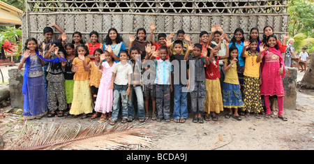 Enfants parrainés par l'intermédiaire d'un organisme appelé l'obtention commanditée par la Fondation Ted à recevoir une éducation. Banque D'Images