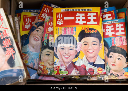 Une collection de meubles anciens magazines de première année de l'école élémentaire les élèves japonais à un marché aux puces en plein air à Kyoto Banque D'Images