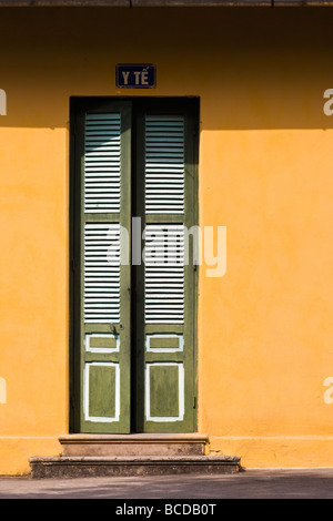 Porte coloniale avec des volets sur un bâtiment à l'intérieur du mausolée de Ho Chi Minh à Hanoi complexes Banque D'Images