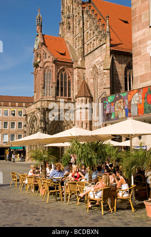 Le Hauptmarkt, place du marché, avec café en plein air près de la Frauenkirche (église Notre Dame) Banque D'Images