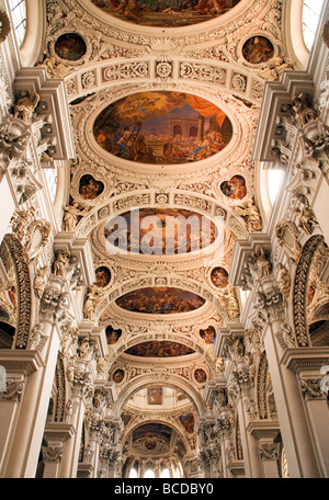 Intérieur de la cathédrale Saint-Étienne de Passau Banque D'Images