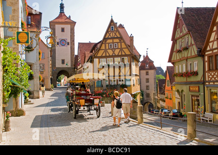 Rothenburg ob der Tauber est Plonlein (petit carré) avec Siebers Town Tower & porte de la ville avec l'horloge (rue haute) & Kobolzeller Banque D'Images