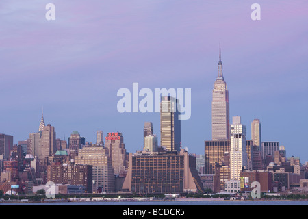 L'Empire State Building et du centre ville de Manhattan vu depuis le New Jersey. Banque D'Images