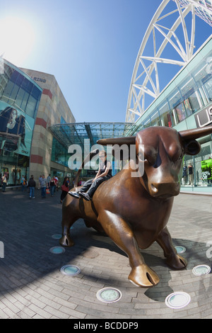 Garçon est assis sur la statue en bronze bull West Midlands Birmingham Bullring England UK Royaume-Uni GB Grande-bretagne British Isles Banque D'Images