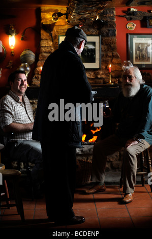 Le locateur ET CLIENTS D'un pub anglais traditionnel de boire une bière UK Banque D'Images