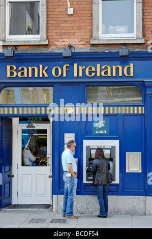 Les gens à l'aide de Bank of Ireland paiement automatique de Dublin République d'Irlande Banque D'Images
