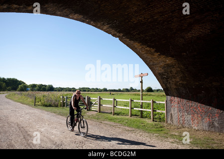 En vertu de l'arche de fer cycliste. Les marais de Walthamstow, Lee Valley Regional Park, London, England, UK Banque D'Images