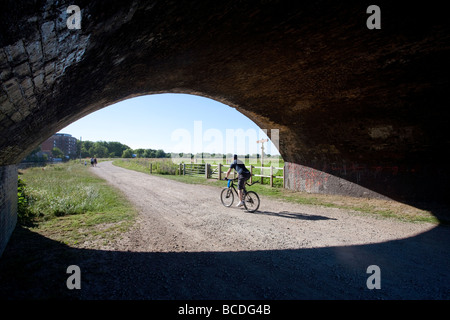 En vertu de l'arche de fer cycliste. Les marais de Walthamstow, Lee Valley Regional Park, London, England, UK Banque D'Images