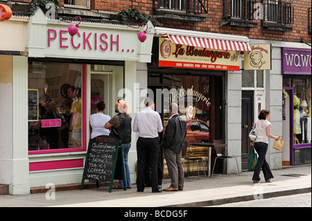 Les employés de bureau à la mode à l'extérieur d'attente deli sandwich shop pendant la pause déjeuner Dublin République d'Irlande Banque D'Images