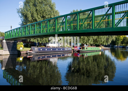 Springfield Pont sur la rivière Lee, menant à Springfield Marina. Lee Valley Regional Park, London, England, UK Banque D'Images