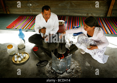 Un Bédouin l'homme et sa fille préparer café traditionnel dans une tente dans le village bédouin non reconnu d'El Araqeeb Banque D'Images
