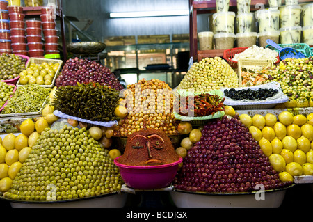 Olives marocaine savoureuse vendu dans chaque marché bazar au Maroc Banque D'Images