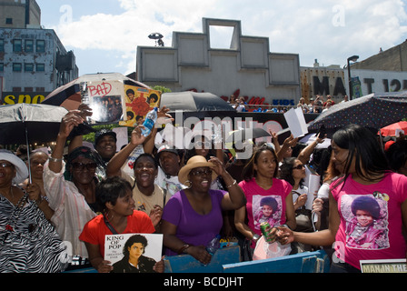 Des milliers de fans de Michael Jackson à l'extérieur de l'Apollo Theatre de Harlem à New York pour un mémorial Banque D'Images