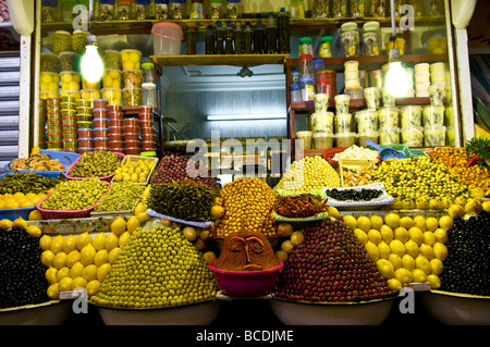 Olives marocaine savoureuse vendu dans chaque marché bazar au Maroc. Banque D'Images