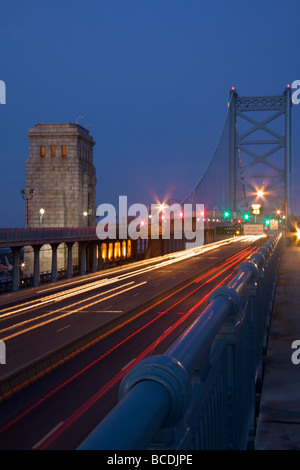 Le trafic de nuit sur le pont ben Franklin Banque D'Images